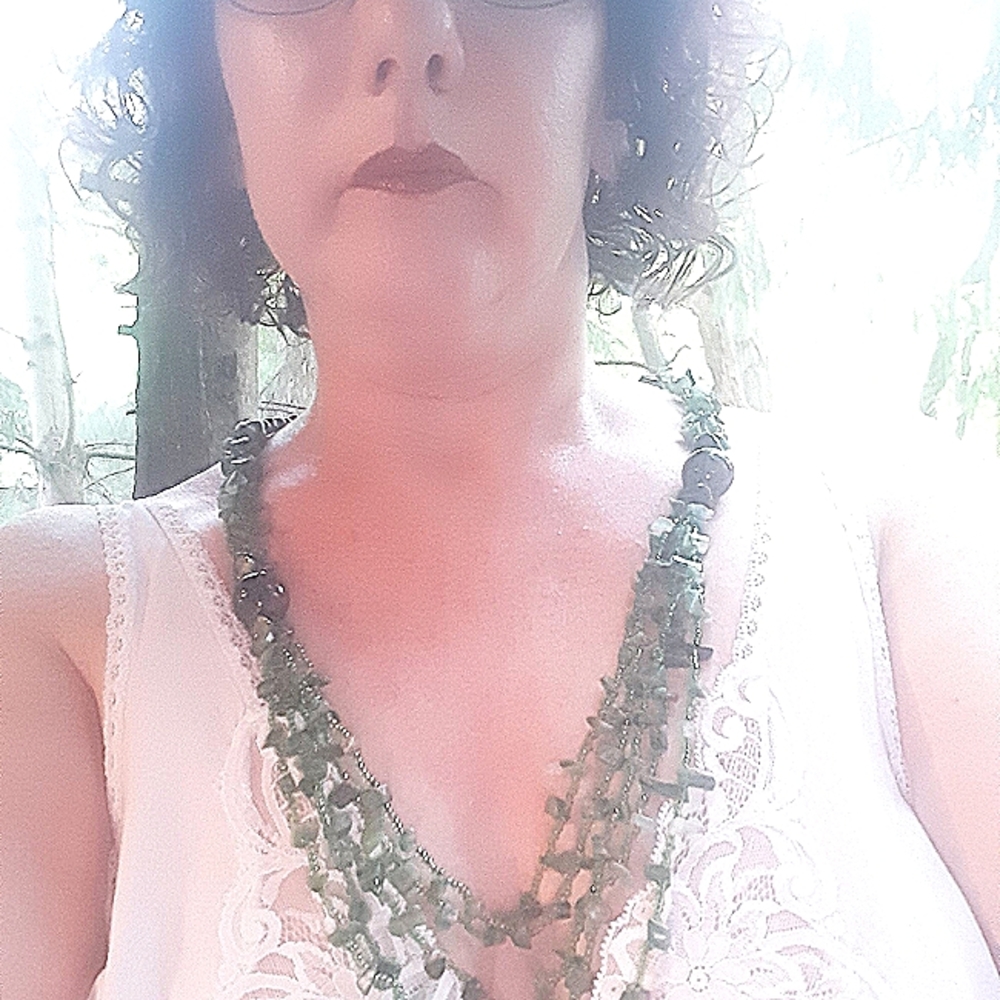 Beautiful Malachite Colored Necklace - Picture 4 of 4
